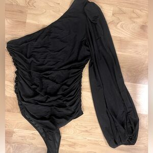 Rouched bodysuit, sheer sleeve 🖤